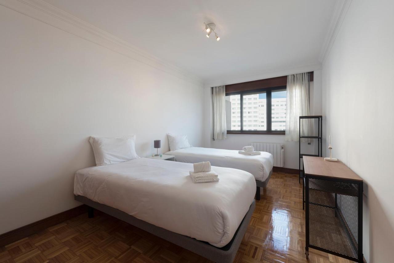 Lovelystay - Charming 3Br Flat W/ Free Parking In Devesas Vila Nova de Gaia Bagian luar foto