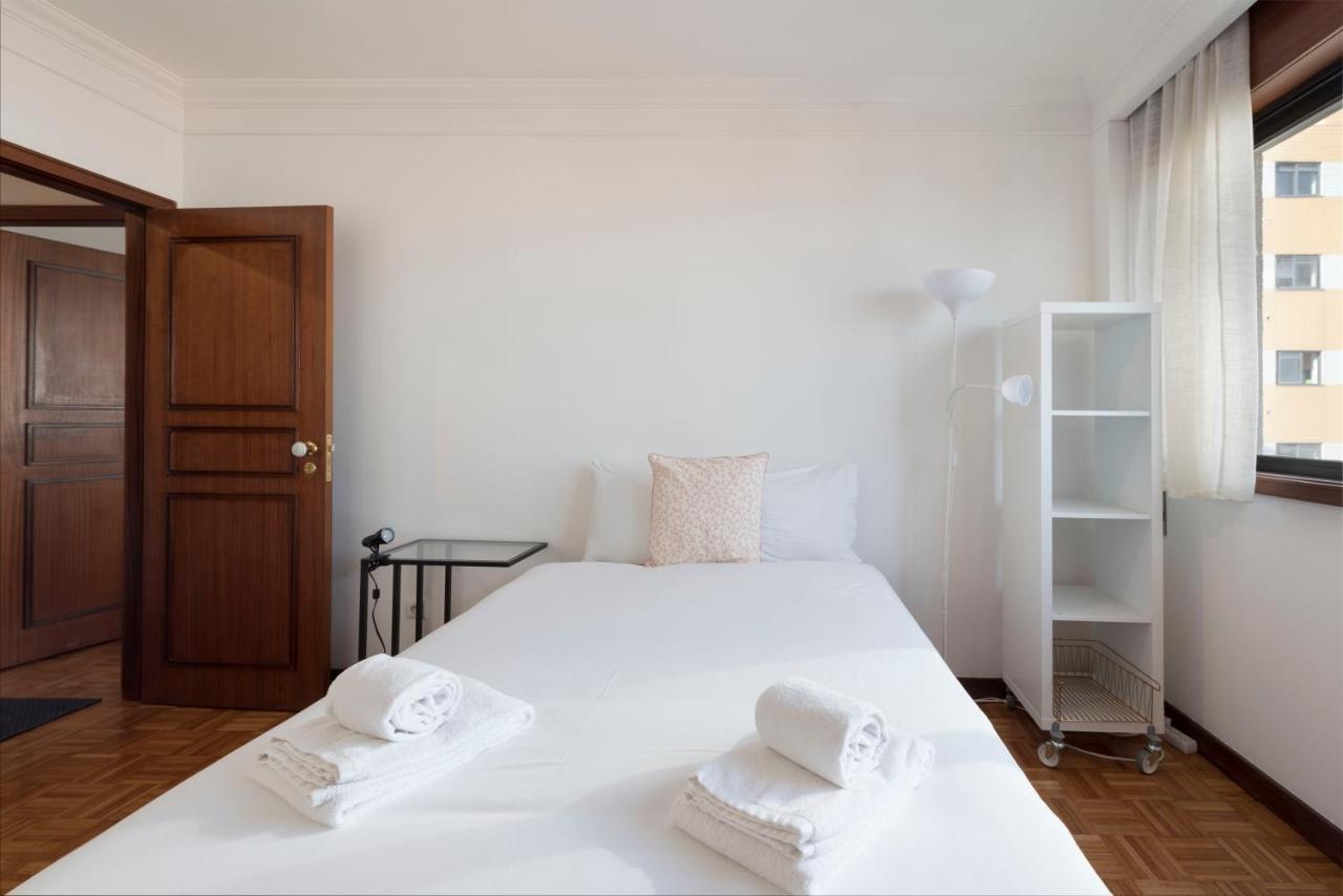 Lovelystay - Charming 3Br Flat W/ Free Parking In Devesas Vila Nova de Gaia Bagian luar foto