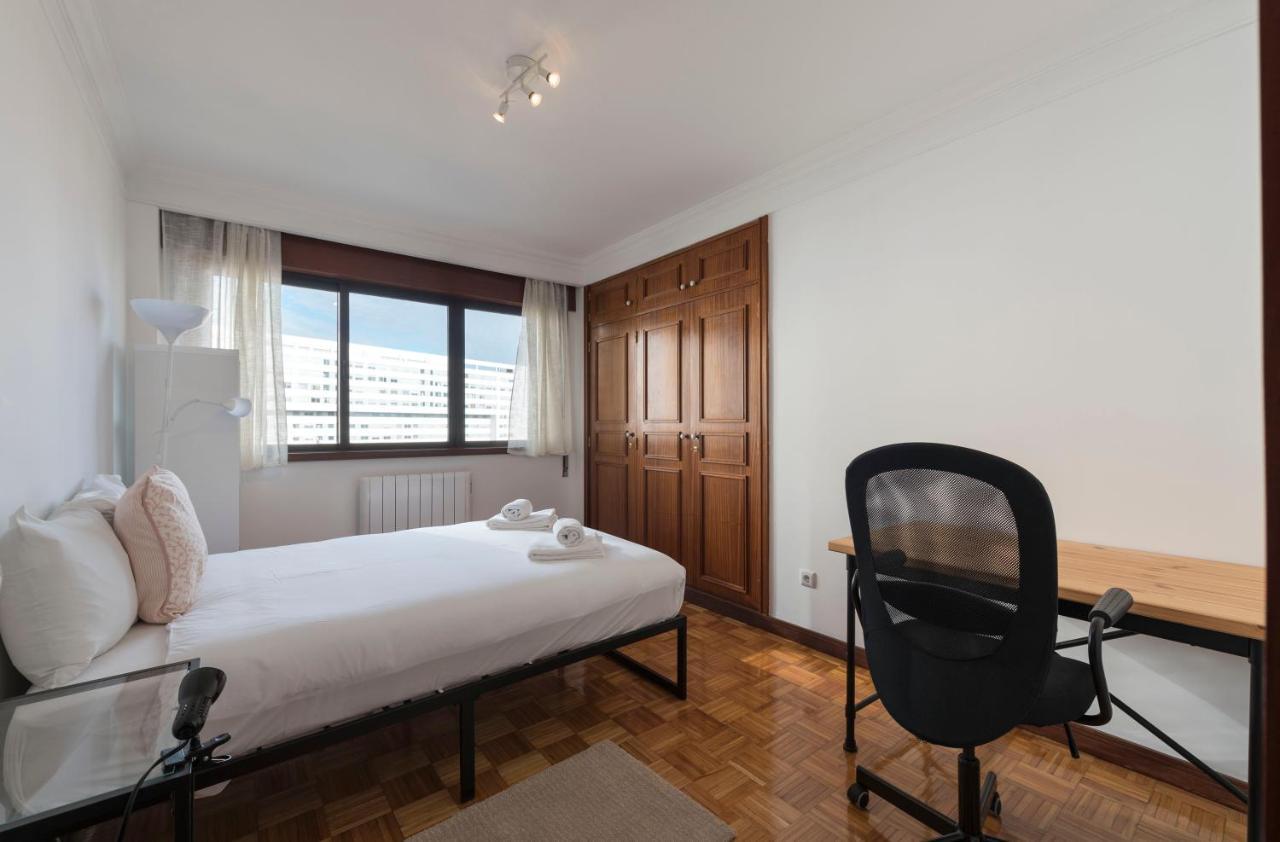 Lovelystay - Charming 3Br Flat W/ Free Parking In Devesas Vila Nova de Gaia Bagian luar foto