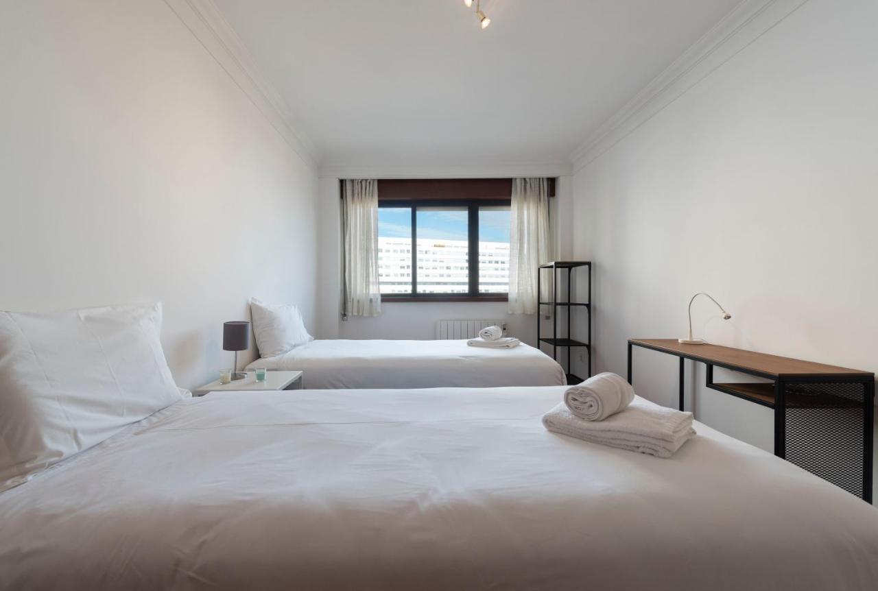 Lovelystay - Charming 3Br Flat W/ Free Parking In Devesas Vila Nova de Gaia Bagian luar foto