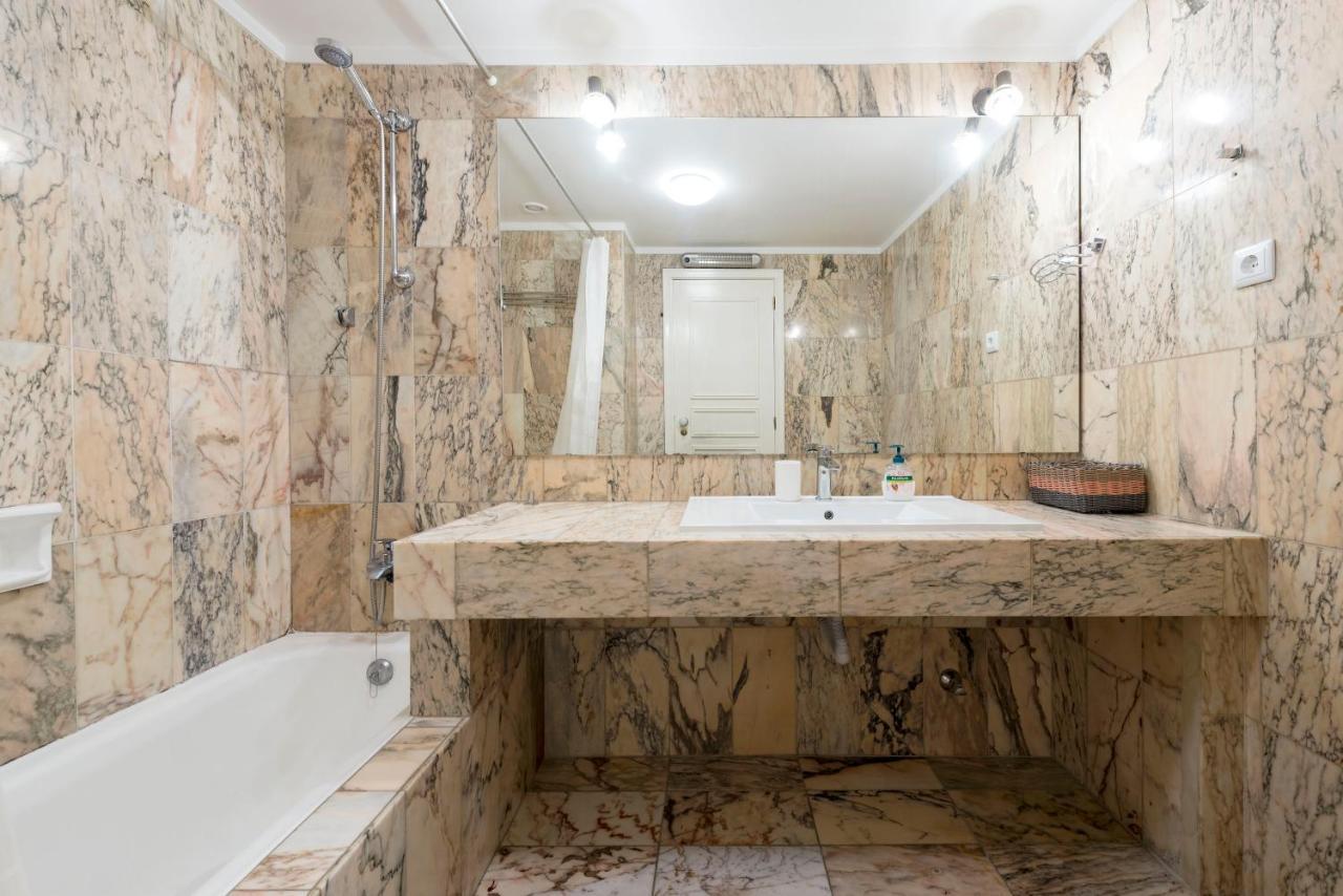 Lovelystay - Charming 3Br Flat W/ Free Parking In Devesas Vila Nova de Gaia Bagian luar foto
