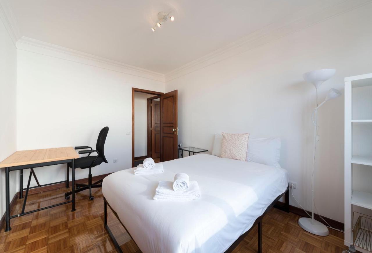 Lovelystay - Charming 3Br Flat W/ Free Parking In Devesas Vila Nova de Gaia Bagian luar foto