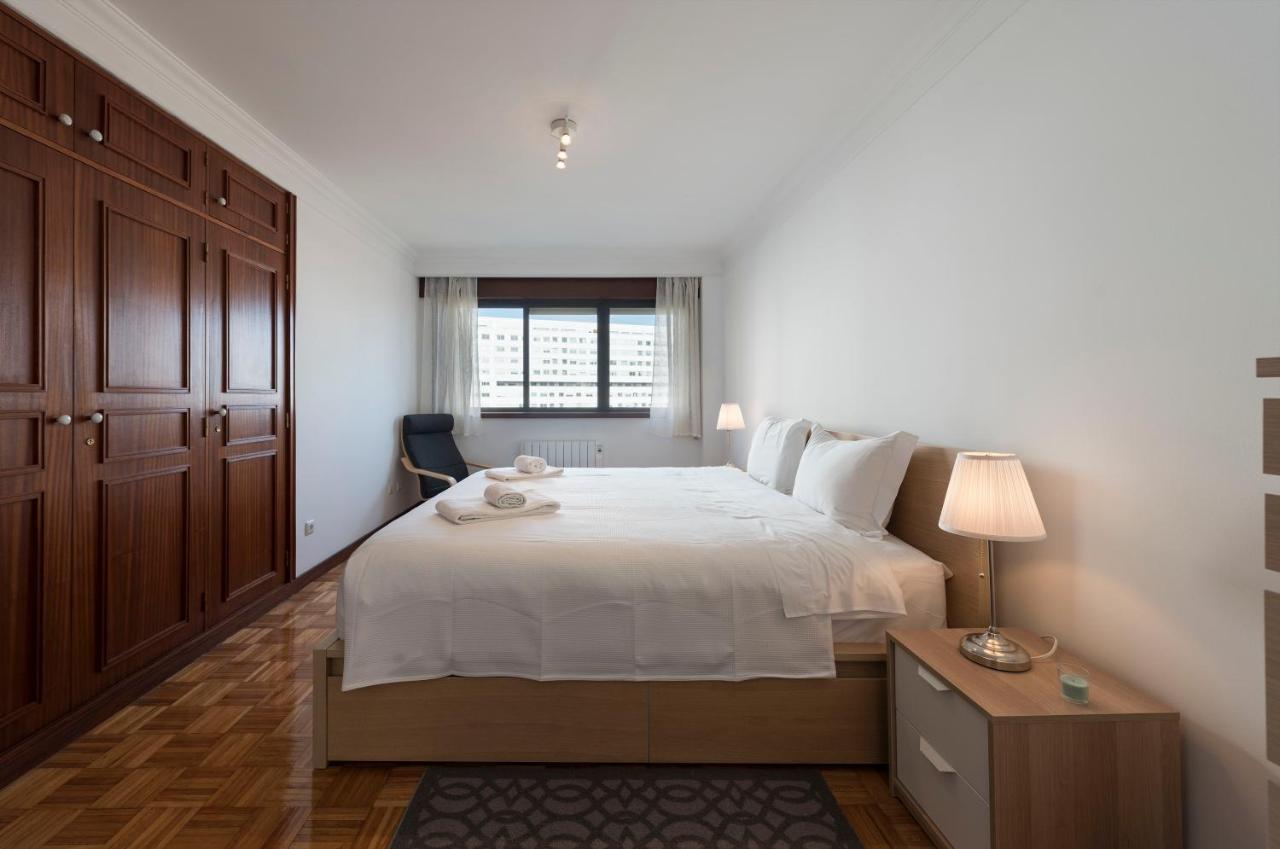 Lovelystay - Charming 3Br Flat W/ Free Parking In Devesas Vila Nova de Gaia Bagian luar foto